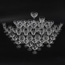 Glasservis, slipad dekor, 1900-talets andra hälft, höjd 13,5 cm och lägre på auktion i Skåne hos Sikö Auktioner