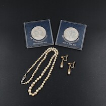 Minnesmynt, 2 st, silver, pärlhalsband m. silverlås + örhängen gulddoublé på auktion i Skåne hos Sikö Auktioner