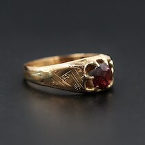 Ring, guld 18 K, m. sten, tot V = 1,9 g, strl. = 17,5 mm på auktion i Skåne hos Sikö Auktioner