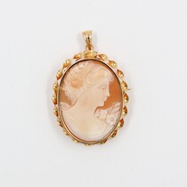 Hänge/brosch, guld 18 K, m. camé, tot L = 42 mm, tot V = 7,5 g på auktion i Skåne hos Sikö Auktioner