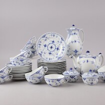 Teservisdelar Royal Copenhagen "Musselmalet" på auktion i Skåne hos Sikö Auktioner