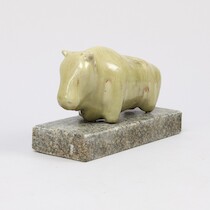 Ulla och Gustav Kraitz, skulptur, glaserat stengods, längd 24 cm + granitsockel längd 28 cm på auktion i Skåne hos Sikö Auktioner