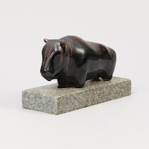 Ulla och Gustav Kraitz, skulptur, glaserat stengods, längd 24,5 cm + granitsockel längd 28 cm på auktion i Skåne hos Sikö Auktioner