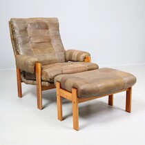 Fåtölj m. fotpall, OPE Möbler, 1970-80-tal, bok och skinn på auktion i Skåne hos Sikö Auktioner