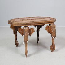 Soffbord/lampbord, Sydostasien, 69 x 44, H = 46, skuren dekor på auktion i Skåne hos Sikö Auktioner