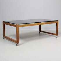 Soffbord, lack och valnöt, 1970-tal, på hjul, 137 x 82, H = 51 på auktion i Skåne hos Sikö Auktioner