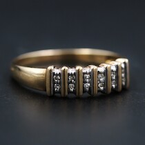 Ring, guld m. diamanter, tot V = 2,3 g, strl = 18 mm på auktion i Skåne hos Sikö Auktioner