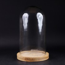Glaskupol, 1900/2000-tal, höjd 45 cm på auktion i Skåne hos Sikö Auktioner