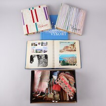 Dockhusmöbler + vykortsalbum, delvis m. innehåll på auktion i Skåne hos Sikö Auktioner
