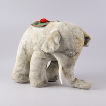 Äldre plyschelefant, H = 36 på auktion i Skåne hos Sikö Auktioner