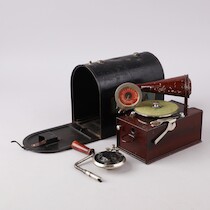 Vevgrammofon Nirona i låda B=20 H=17,5 på auktion i Skåne hos Sikö Auktioner