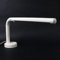Skrivbordslampa, "Tuben", Anders Pehrson, Ateljé Lyktan, 1960/70-tal. L=80 på auktion i Skåne hos Sikö Auktioner