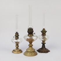Fotogenlampor, 3 st, 1800-tal, höjd ink brännglas = 52 cm på auktion i Skåne hos Sikö Auktioner