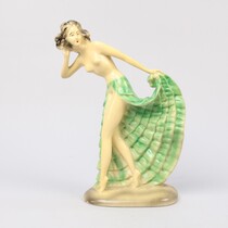 Figurin, bemålad gips, 1900-talets tidigare hälft, H=38 på auktion i Skåne hos Sikö Auktioner