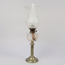 Fotogenlampa, 1900-talets tidigare hälft, H=61 på auktion i Skåne hos Sikö Auktioner