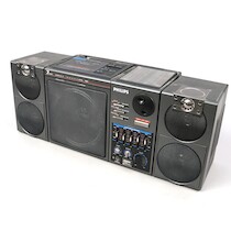 Kassettradio, Philips 7 Speakers, 2 löstagbara högtalare L=60 på auktion i Skåne hos Sikö Auktioner