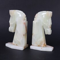 Bokstöd ett par, onyx, 1960-tal, höjd 20 cm på auktion i Skåne hos Sikö Auktioner