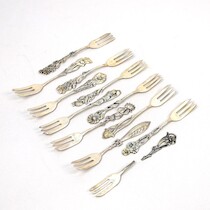 Tårtgafflar 11 st + en trasig, silver, vikt 216 gram på auktion i Skåne hos Sikö Auktioner