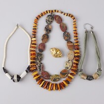 Halsband 4 st bla bärnsten + brosch L=66 och mindre på auktion i Skåne hos Sikö Auktioner