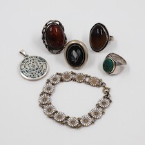 Armband ringar mm silver tot V=74g på auktion i Skåne hos Sikö Auktioner