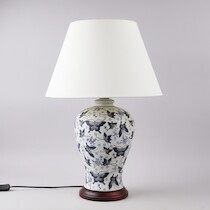 Bordslampa Highlands, porslin & tr H=69 på auktion i Skåne hos Sikö Auktioner