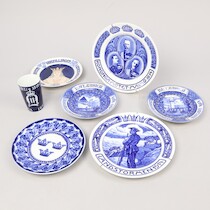 Minnestallrikar och vas, 18 och 1900-tal, diameter 26 cm och mindre på auktion i Skåne hos Sikö Auktioner