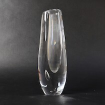 Vas, Vicke Lindstrand, Kosta, signerad: Kosta LH 1497, höjd 27,5 cm på auktion i Skåne hos Sikö Auktioner