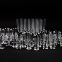 Glasservisdelar, olika sorter H=21 & mindre på auktion i Skåne hos Sikö Auktioner