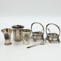 Saltkar bägare mm silver V=94g utan glasinsatser på auktion i Skåne hos Sikö Auktioner