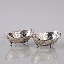 Skålar silver England ett par B=10 V=72g på auktion i Skåne hos Sikö Auktioner