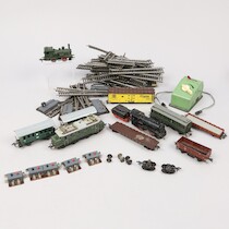 Modelljärnväg, lok och vagnar, Fleischmann, bl.a. Lok 1315 och 1335, skenor 1400 Serie på auktion i Skåne hos Sikö Auktioner