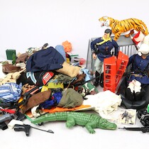 Leksaksfigurer, kläder och tillbehör på auktion i Skåne hos Sikö Auktioner