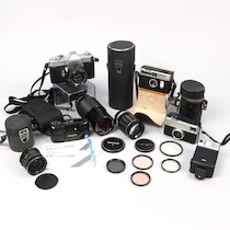 Kameror och objektiv, bla Yashica och Olympus på auktion i Skåne hos Sikö Auktioner