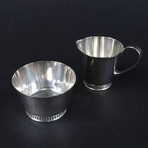 Sockerskål och gräddkanna, silver GAB, vikt 183 gram på auktion i Skåne hos Sikö Auktioner