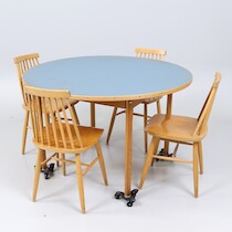 Matbord + 4 pinnstolar, 1900-talets andra hälft, bordets diameter 120 cm på auktion i Skåne hos Sikö Auktioner