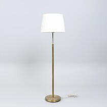 Golvlampa, Josef Frank, Svenskt Tenn Stockholm, modell: 2148, 1900-talets mitt, mässing, höjd 157 cm inklusive på auktion i Skåne hos Sikö Auktioner