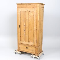 Klädskåp, furu, 1800-tal, 91x46x178 cm (BxDxH) på auktion i Skåne hos Sikö Auktioner