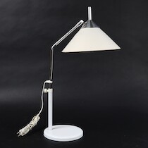 Skrivbordslampa, 1980/90-tal, ställbar på auktion i Skåne hos Sikö Auktioner
