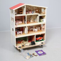 Dockhus Lundby med tillbehör H=78 B=70 på auktion i Skåne hos Sikö Auktioner