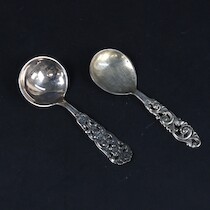 Supskedar 2 st, silver. V=29 g. på auktion i Skåne hos Sikö Auktioner