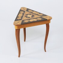 Sidobord med speldosa. Intarsia. 1900-talets sista hälft. H=42 cm. på auktion i Skåne hos Sikö Auktioner