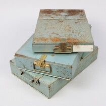 Bankfacksboxar 3 st. Lackad plåt, mässing. L=42 cm på auktion i Skåne hos Sikö Auktioner