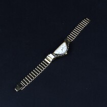 Damarmbandsur. Seiko "Halfmoon", quartz. 1F20-5D50. Seriemärkt. Japan. Bredd utan krona 20 mm. på auktion i Skåne hos Sikö Auktioner