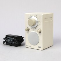 FM Radio. Tivoli Audio med laddare. H=15 cm. på auktion i Skåne hos Sikö Auktioner