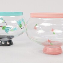 Skålar på fot 2 st. "Paradis" Ulrica Hydman-Vallien, Kosta. H=14 cm. på auktion i Skåne hos Sikö Auktioner