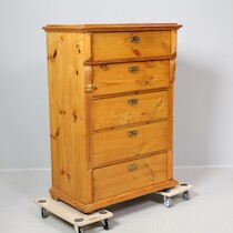Byrå furu 5 lådor 1800-tal 85 X 49 H=123 på auktion i Skåne hos Sikö Auktioner
