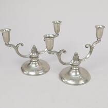Kandelabrar, tenn. Zela, 1933. H=15,5 cm. på auktion i Skåne hos Sikö Auktioner