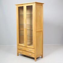 Vitrinskåp ek, 90x45x180 på auktion i Skåne hos Sikö Auktioner
