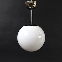 Klotlampa, 1900-talets mitt, kromad metall, kupa i glas, diameter 20 cm på auktion i Skåne hos Sikö Auktioner