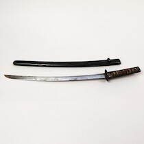 Wakizashi/svärd, Japan, 1800-tal, tsuba i gjutjärn, klingan signerad, längd 66 cm på auktion i Skåne hos Sikö Auktioner